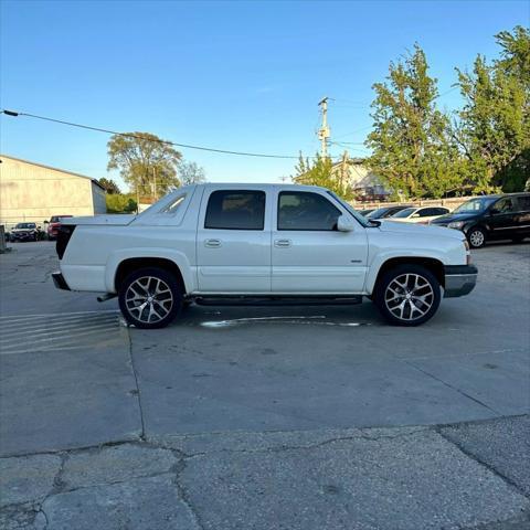 used 2005 Chevrolet Avalanche car, priced at $7,995