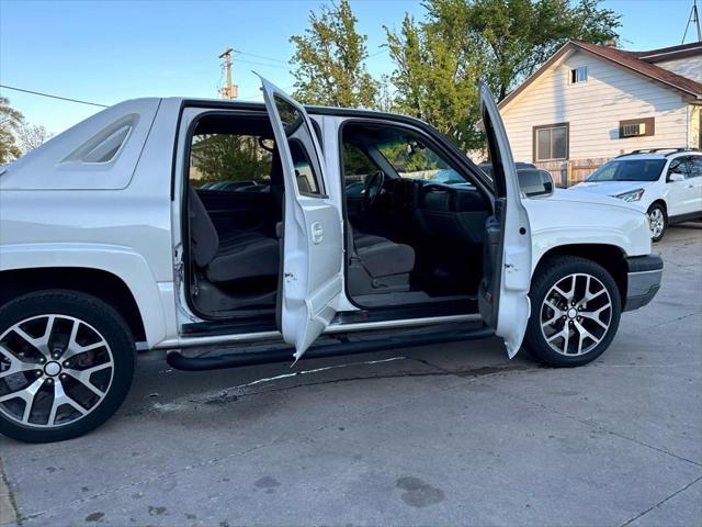 used 2005 Chevrolet Avalanche car, priced at $7,995