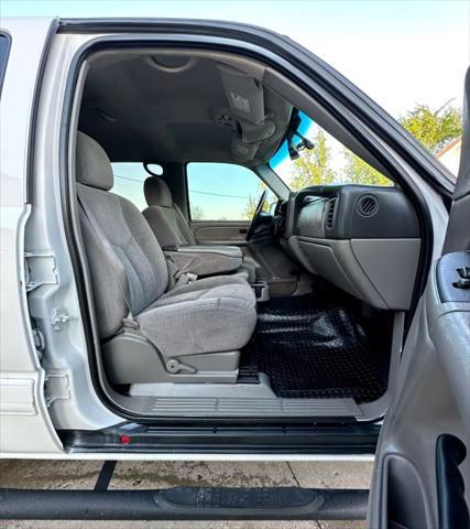 used 2005 Chevrolet Avalanche car, priced at $7,995