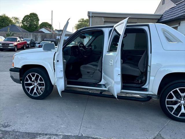 used 2005 Chevrolet Avalanche car, priced at $7,995