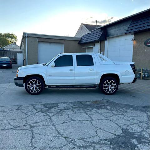 used 2005 Chevrolet Avalanche car, priced at $7,995