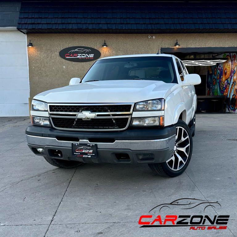 used 2005 Chevrolet Avalanche car, priced at $6,995