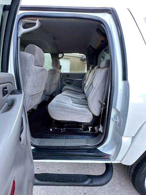 used 2005 Chevrolet Avalanche car, priced at $7,995
