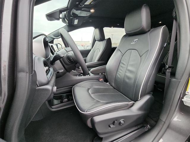 used 2023 Chrysler Pacifica car