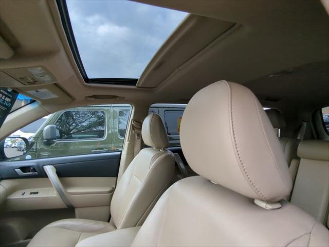 used 2013 Toyota Highlander car, priced at $12,995