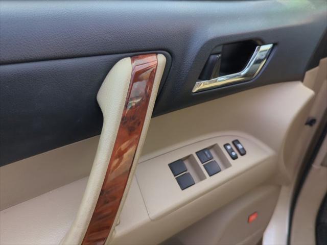 used 2013 Toyota Highlander car, priced at $12,995