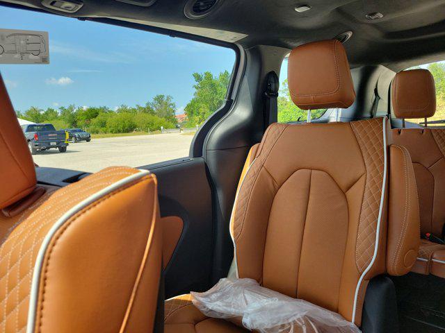 new 2025 Chrysler Pacifica car