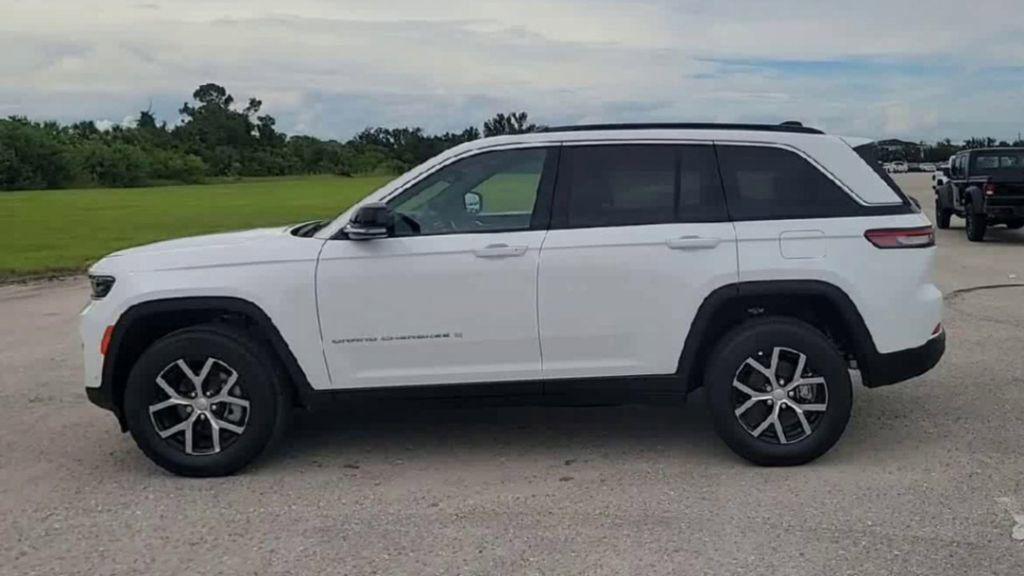 new 2025 Jeep Grand Cherokee car, priced at $41,556