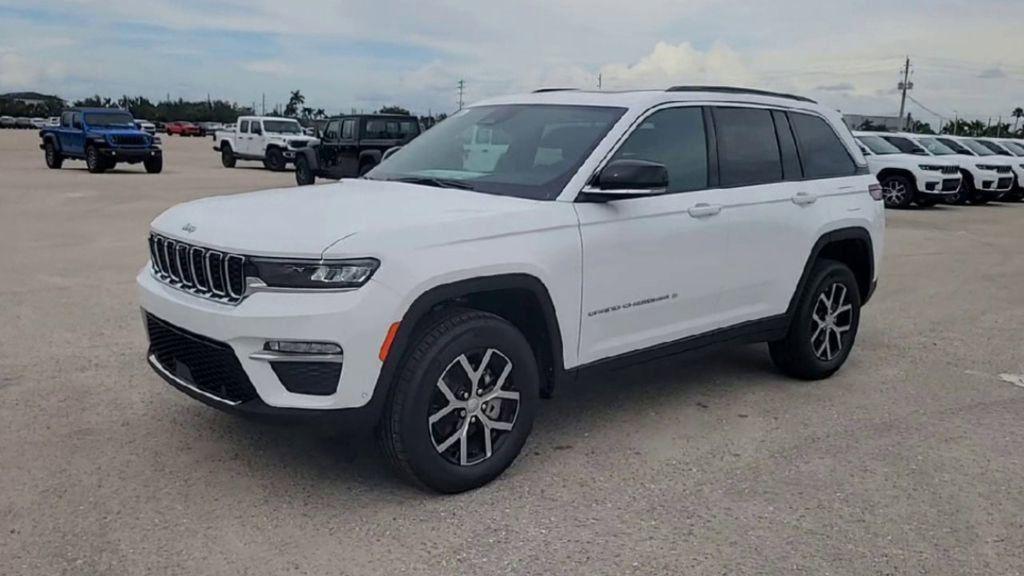 new 2025 Jeep Grand Cherokee car, priced at $41,556