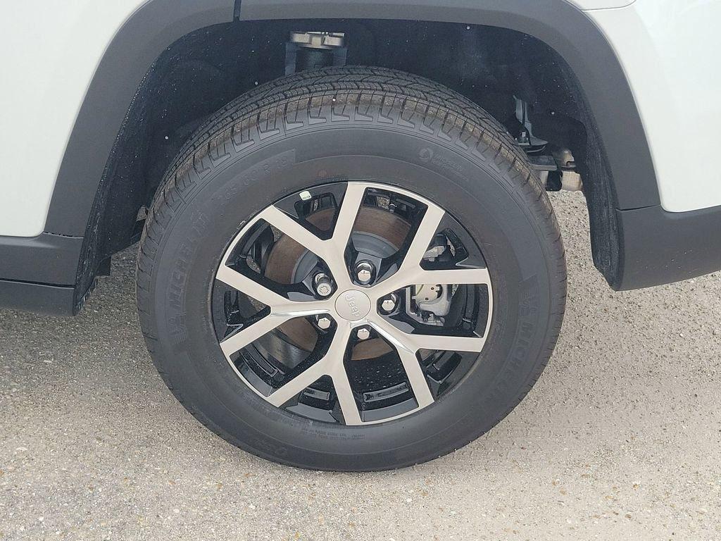 new 2025 Jeep Grand Cherokee car, priced at $41,556
