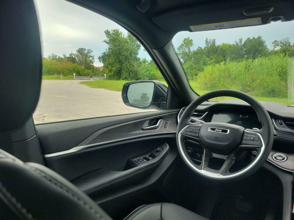 new 2025 Jeep Grand Cherokee car, priced at $41,556