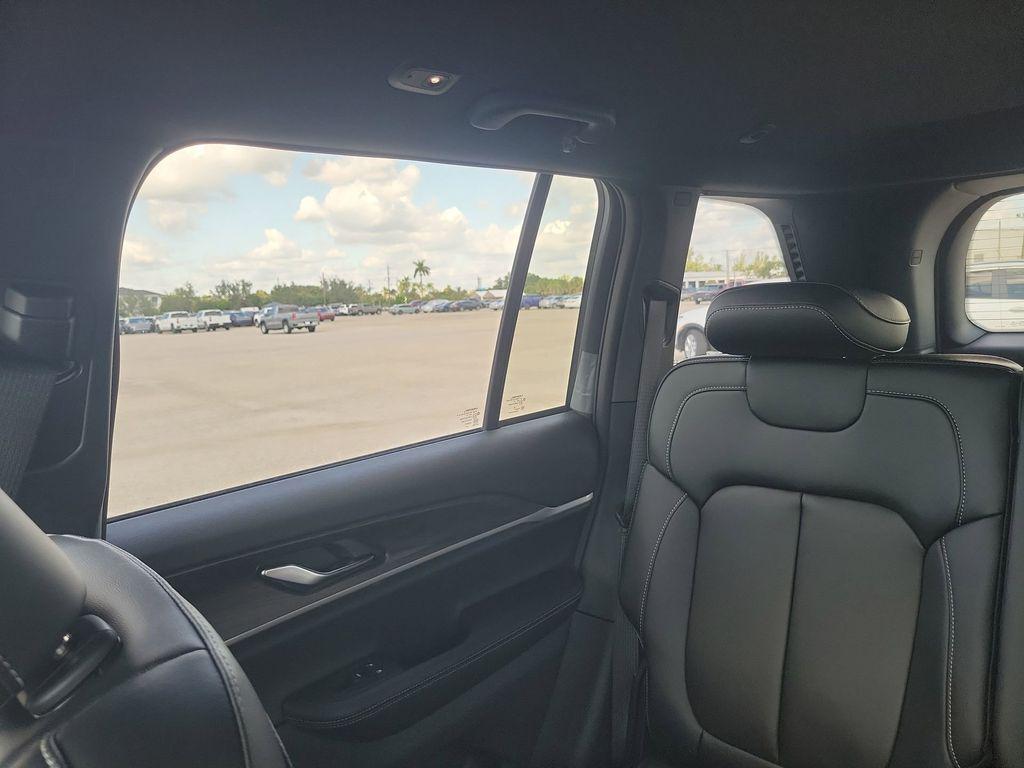 new 2025 Jeep Grand Cherokee car, priced at $40,150