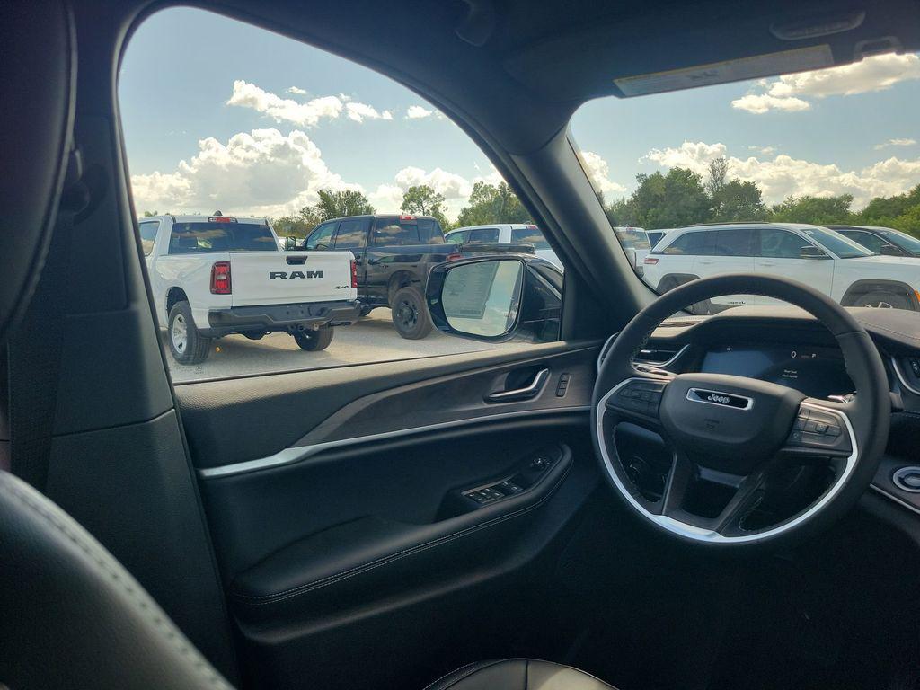 new 2025 Jeep Grand Cherokee car, priced at $40,150