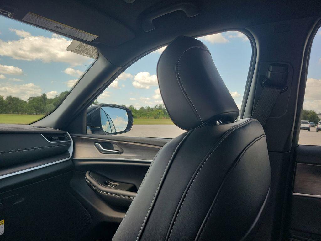 new 2025 Jeep Grand Cherokee car, priced at $40,150