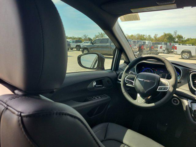 new 2025 Chrysler Pacifica car, priced at $47,320