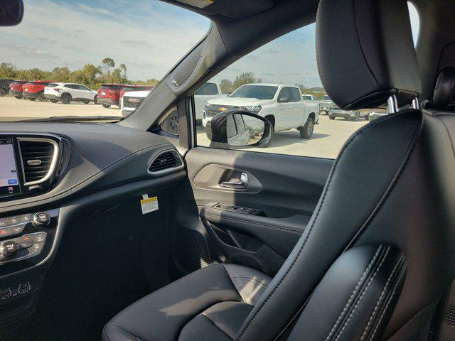 new 2025 Chrysler Pacifica car, priced at $47,320