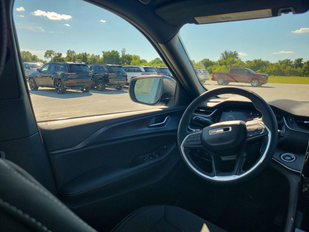 new 2025 Jeep Grand Cherokee car, priced at $37,506