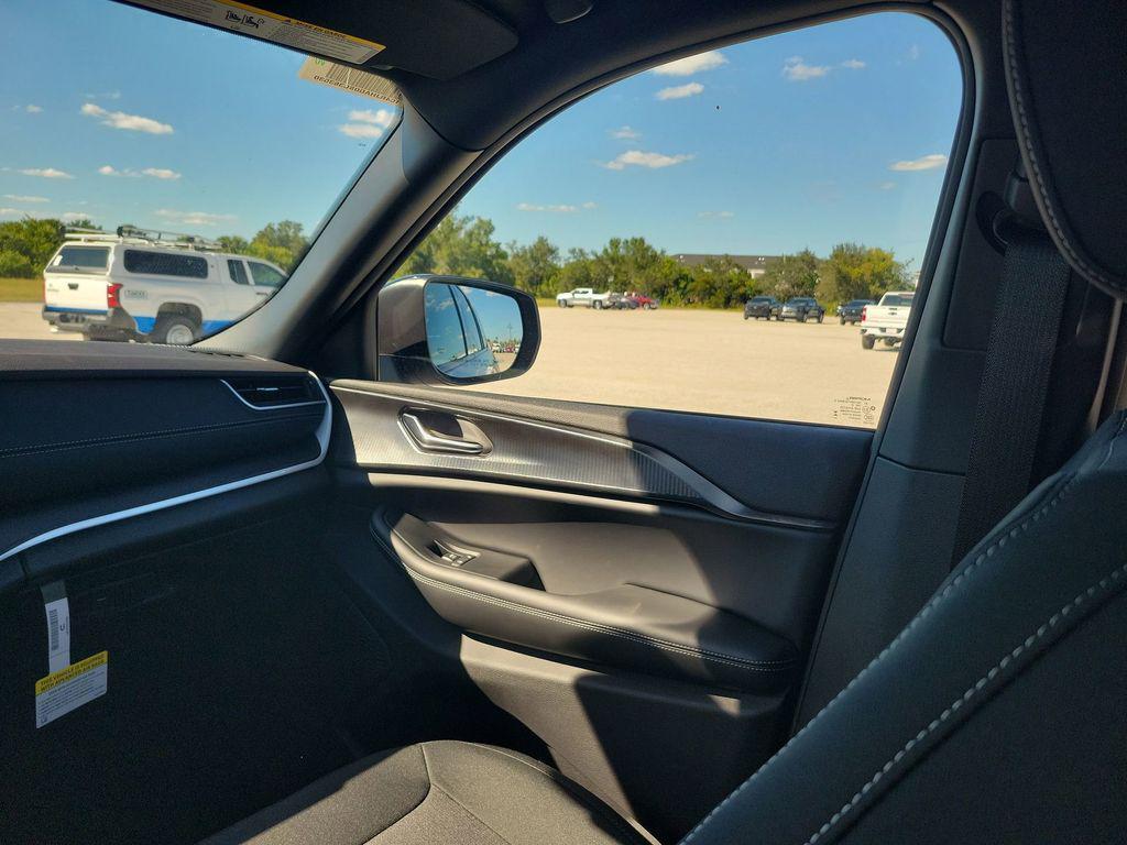 new 2025 Jeep Grand Cherokee car, priced at $37,506