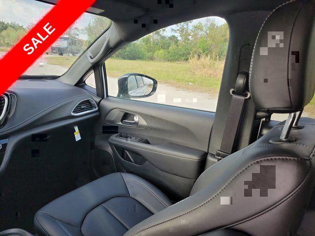 new 2025 Chrysler Pacifica car, priced at $40,078