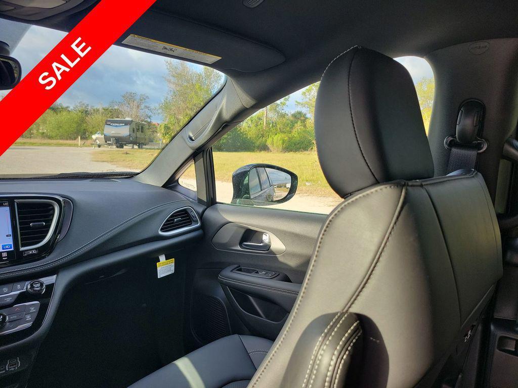new 2025 Chrysler Pacifica car, priced at $40,078