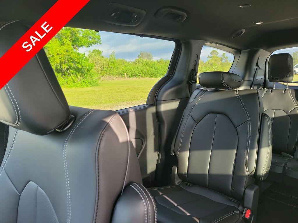 new 2025 Chrysler Pacifica car, priced at $40,078