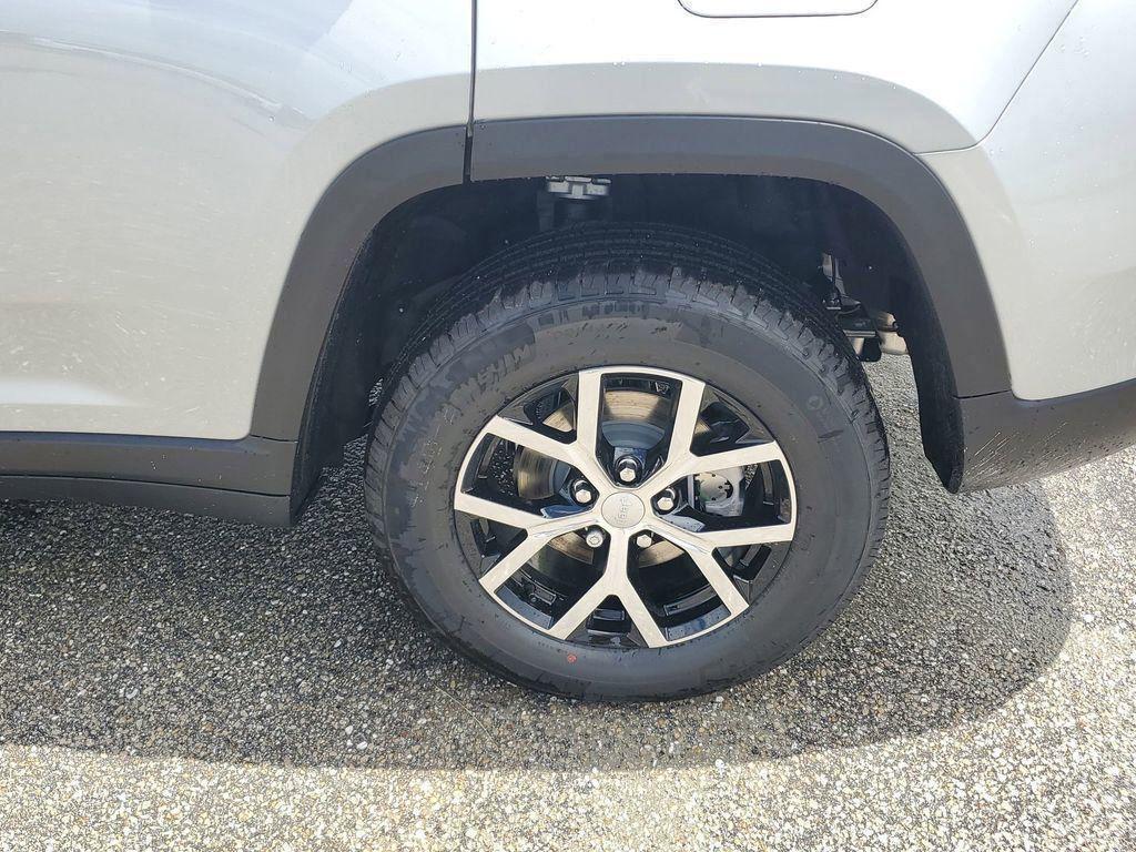 new 2025 Jeep Grand Cherokee car, priced at $42,092