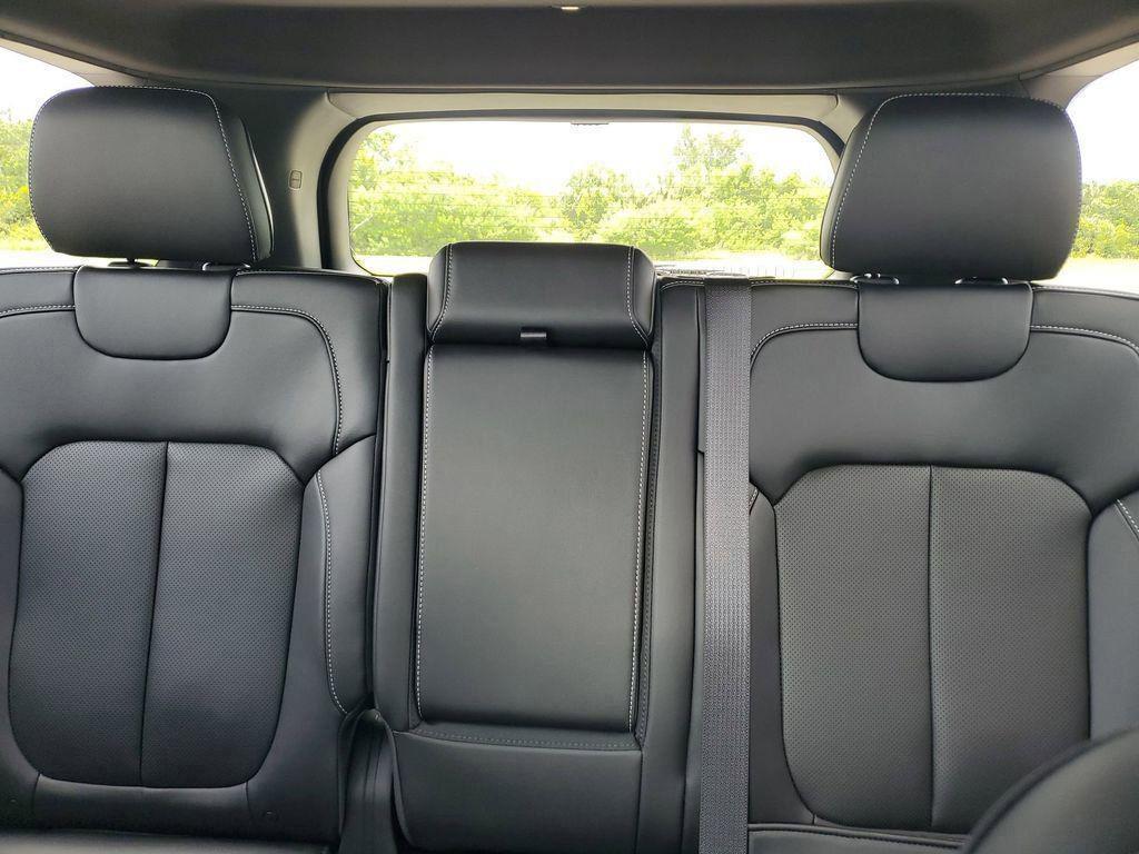 new 2025 Jeep Grand Cherokee car, priced at $42,092