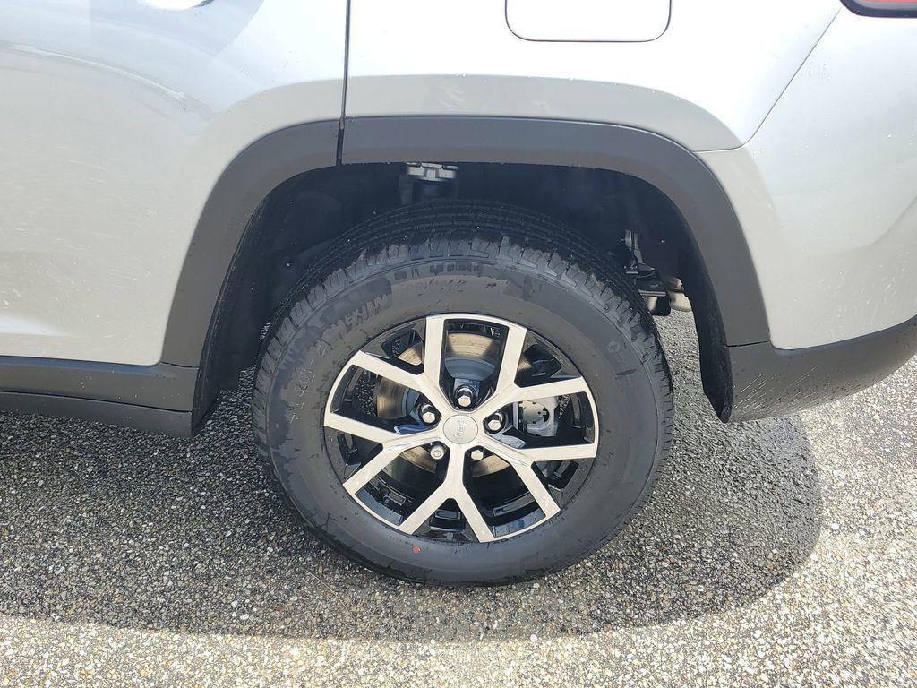 new 2025 Jeep Grand Cherokee car, priced at $42,092