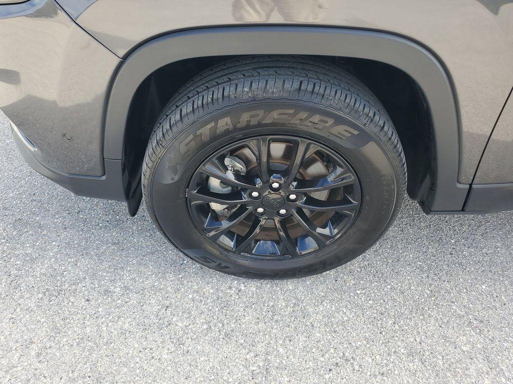 used 2023 Jeep Cherokee car, priced at $21,537