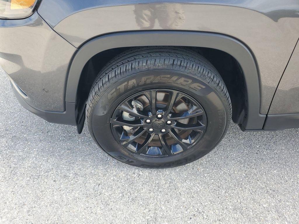 used 2023 Jeep Cherokee car, priced at $21,537