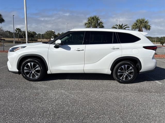 used 2022 Toyota Highlander car, priced at $37,900