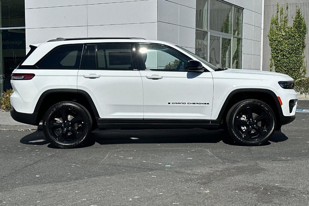 new 2024 Jeep Grand Cherokee car, priced at $41,702