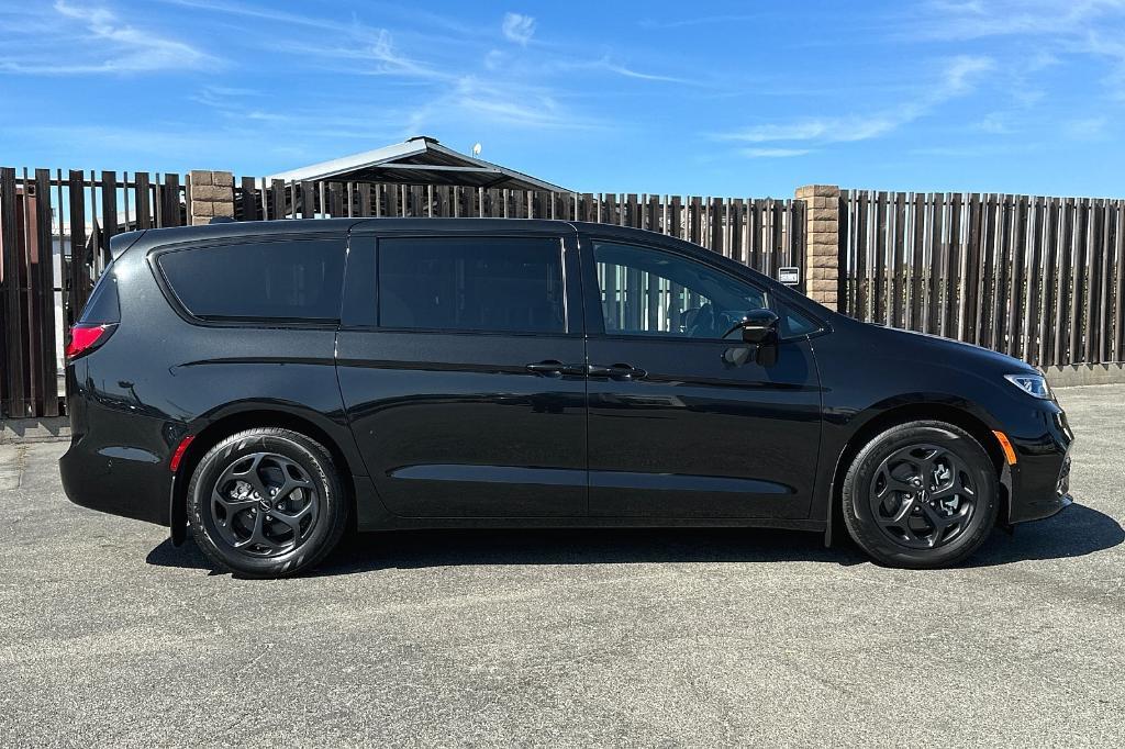 new 2023 Chrysler Pacifica Hybrid car, priced at $47,580