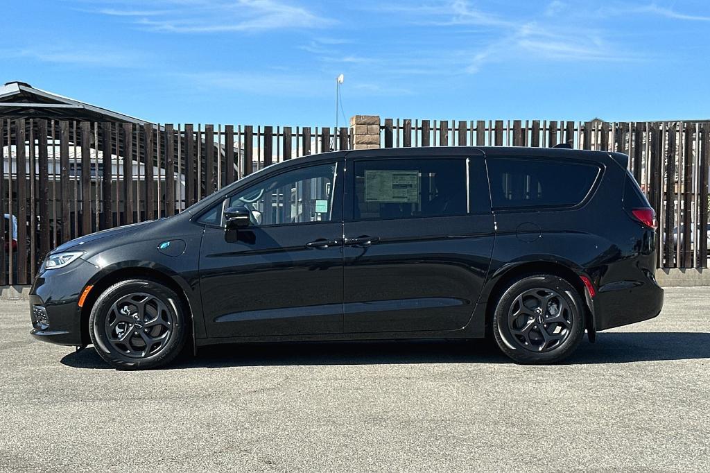 new 2023 Chrysler Pacifica Hybrid car, priced at $47,580