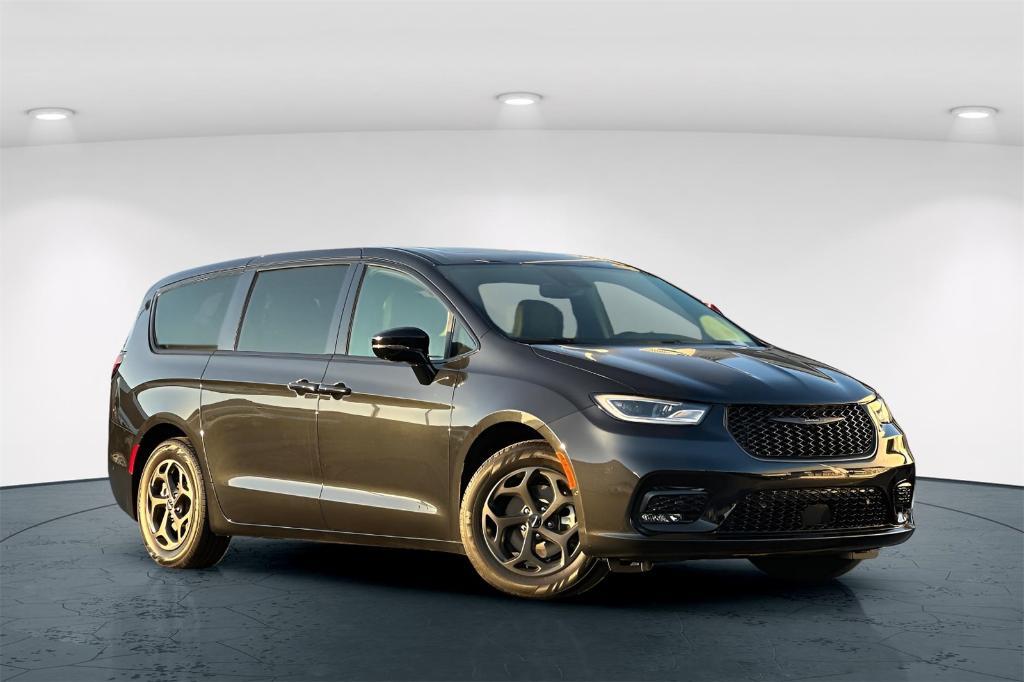 new 2023 Chrysler Pacifica Hybrid car, priced at $46,930