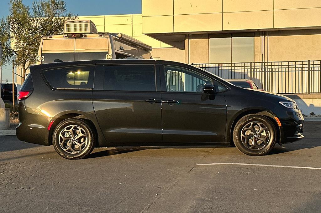 new 2023 Chrysler Pacifica Hybrid car, priced at $46,930