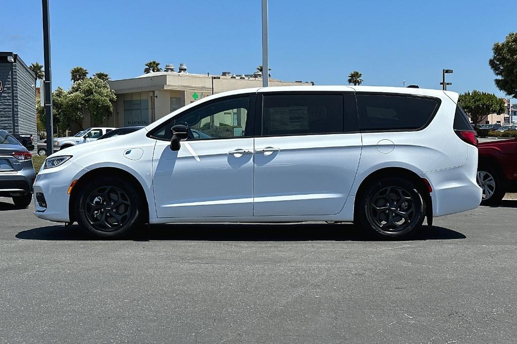 new 2023 Chrysler Pacifica Hybrid car, priced at $45,385