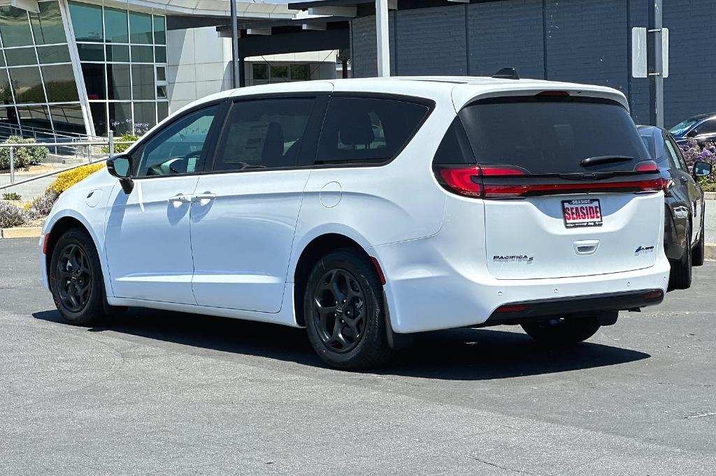 new 2023 Chrysler Pacifica Hybrid car, priced at $45,385