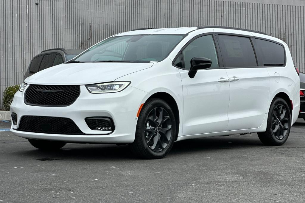 new 2024 Chrysler Pacifica car, priced at $42,940