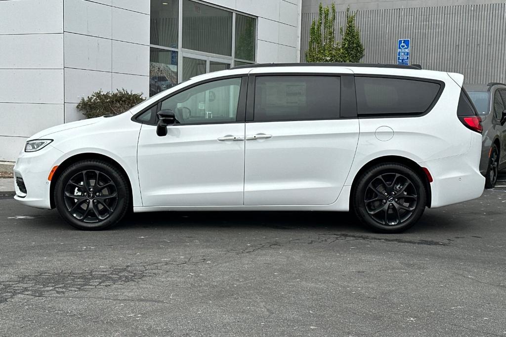 new 2024 Chrysler Pacifica car, priced at $42,940