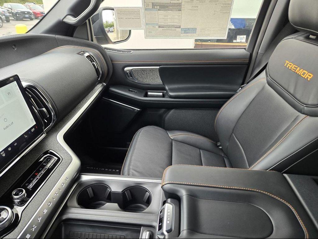 new 2025 Ford Expedition car, priced at $85,060