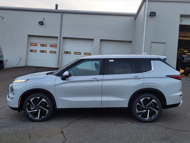 new 2024 Mitsubishi Outlander car, priced at $33,215