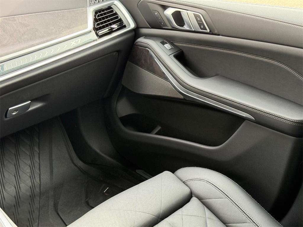 new 2025 BMW X7 car, priced at $90,050