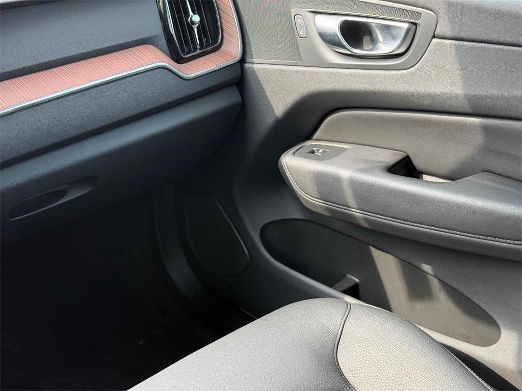 used 2023 Volvo XC60 car, priced at $32,872