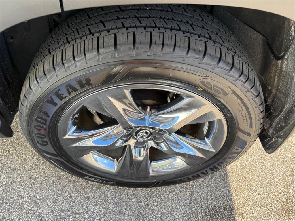 used 2018 Toyota Highlander Hybrid car, priced at $28,999