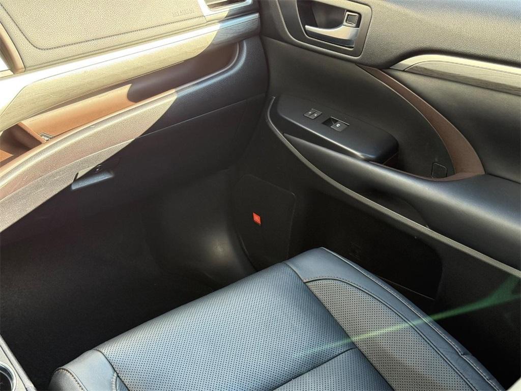 used 2018 Toyota Highlander Hybrid car, priced at $28,999