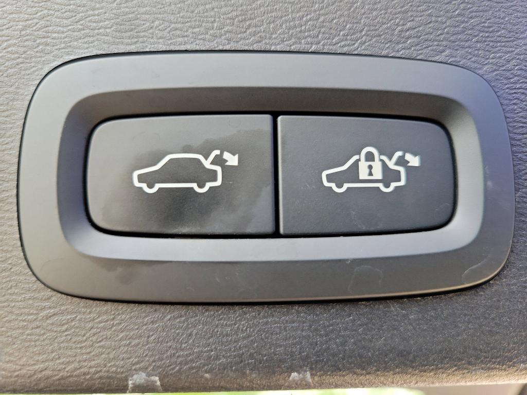 used 2020 Volvo XC40 car, priced at $23,989