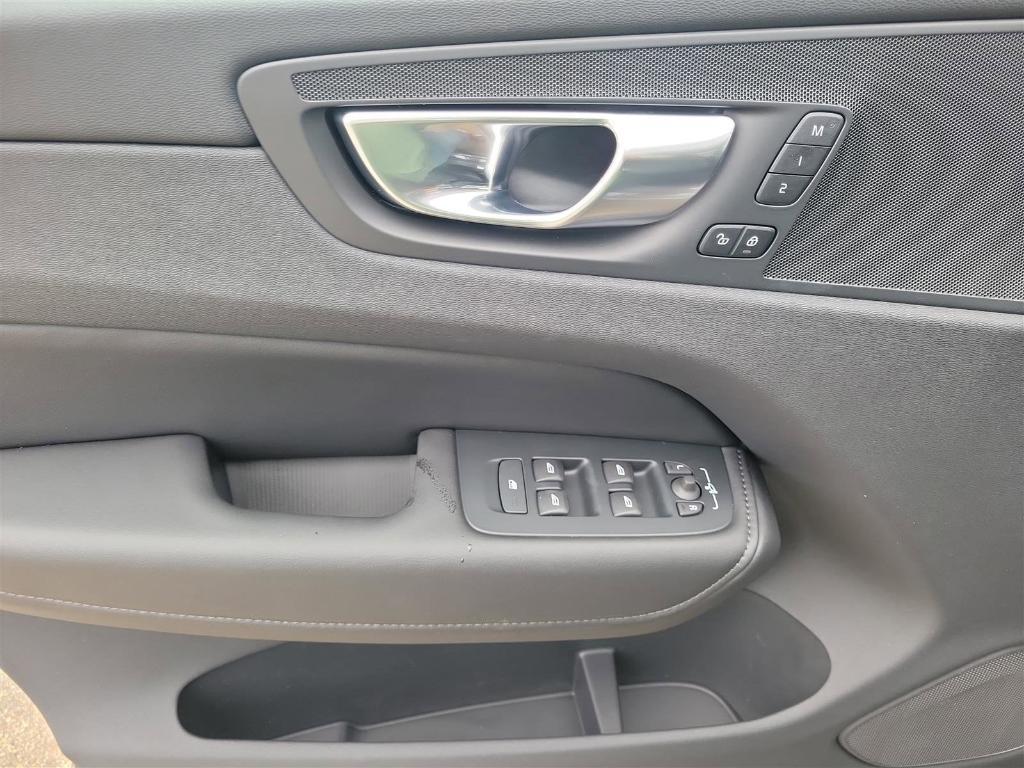 new 2025 Volvo XC60 car, priced at $50,705