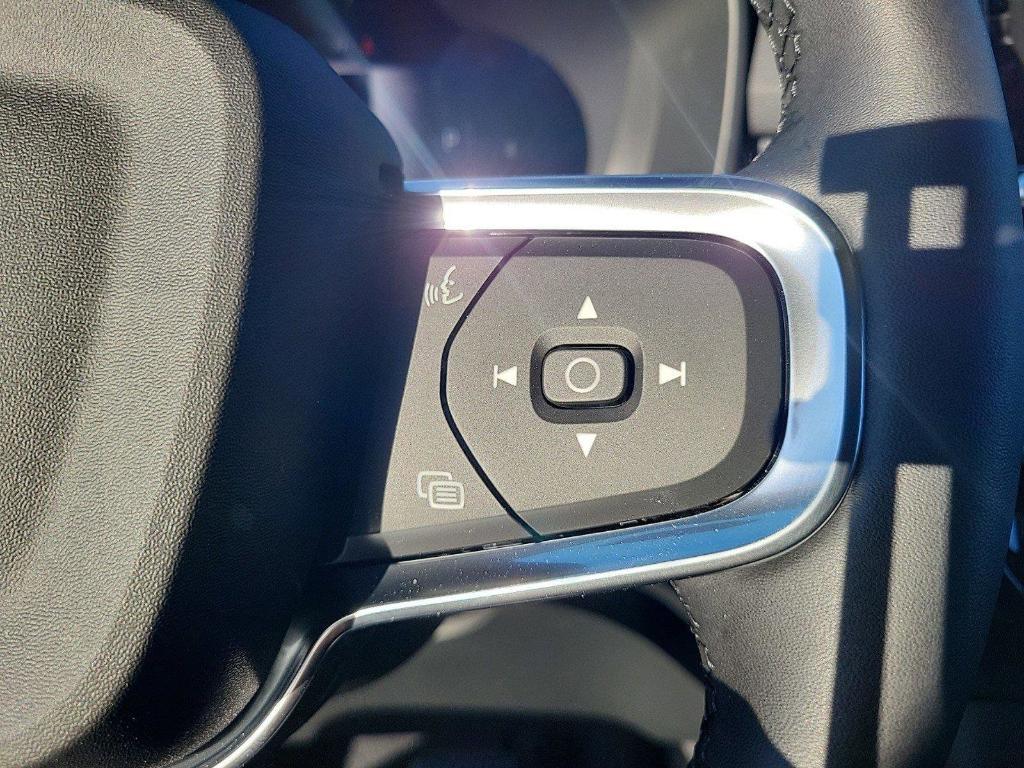 new 2025 Volvo XC40 car, priced at $46,015