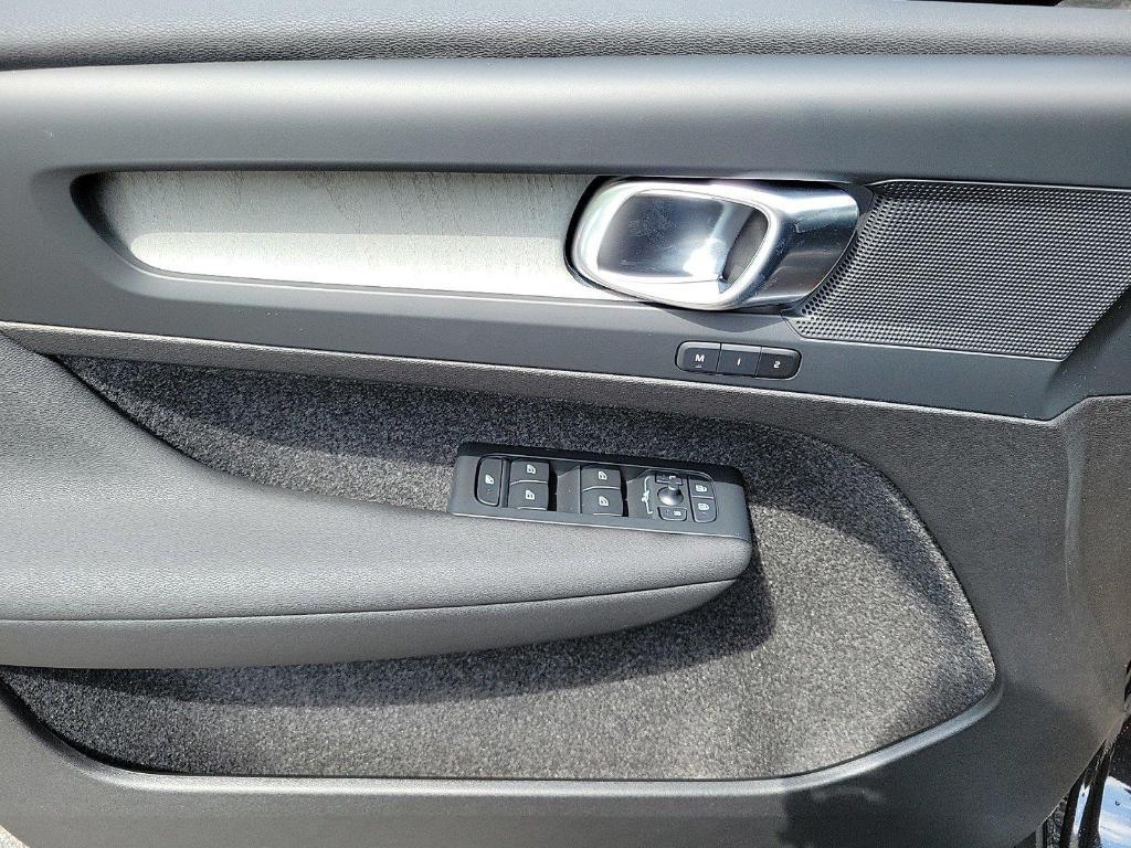 new 2025 Volvo XC40 car, priced at $46,015